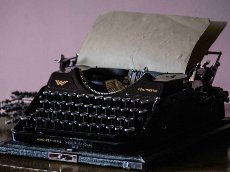 Parallel Narrative Prompts Crafting Interwoven Stories