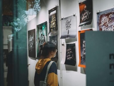 Using Contrast and Color to Guide Web Visitors