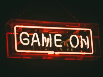 Designing In-game Tutorial Systems for Seamless Learning